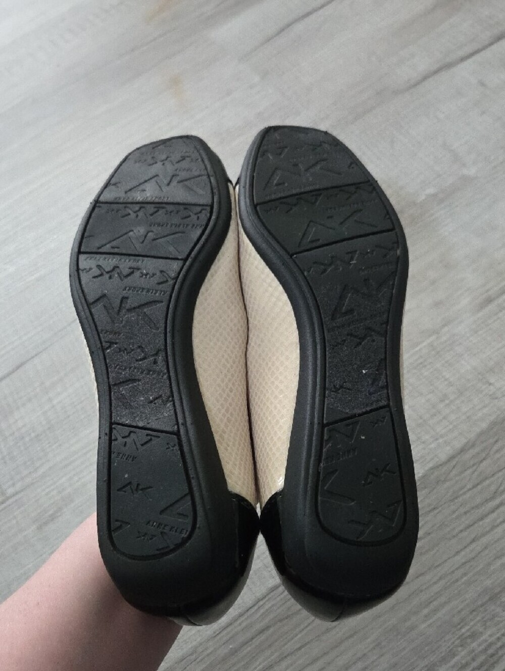 Anne Klein Sport Black and Cream Women's Ballet Flats with Decorative Accent 10M - Picture 4 of 6